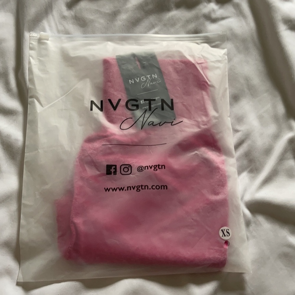 🆕 NVGTN Fuchsia Scrunch Seamless Shorts - Picture 6 of 6